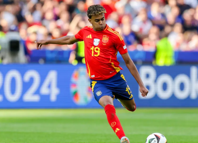 亚马尔紧急迁居新宅：安全疑虑与奢华新居的双重考量